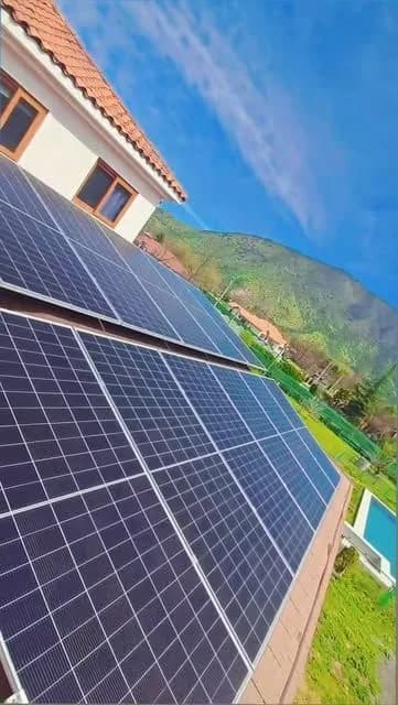 Paneles solares instalados por Ingextra en el techo de una casa en la Región de O'Higgins