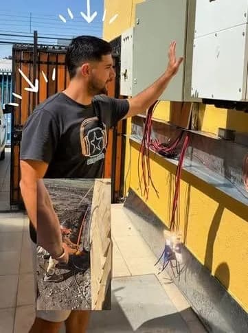 Técnico de Ingextra revisando el tablero y los inversores de un sistema fotovoltaico