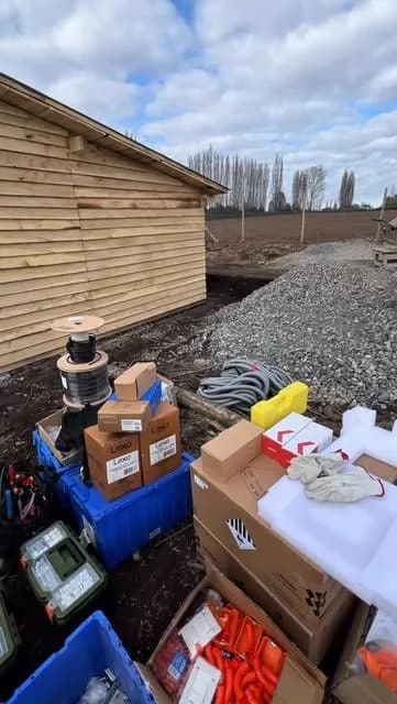 Materiales eléctricos de Ingextra en una obra en terreno